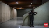 Danang, pengamen biola yang sering mangkal di kawasan Terminal Blok M pun ikut merasakan sepinya pengunjung, ini juga berpengaruh dengan pendapatannya. (CNNIndonesia/Safir Makki)
