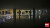 Suasana lantai bawah Mal Blok M yang tengah ditata ulang. Dulunya tempat ini terdiri dari berbagai kios pakaian, batu akik, kantin cepat saji. (CNNIndonesia/Safir Makki)