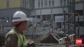 Pekerja menyelesaikan tower 7 Wisma Atlet Asian Games 2018 di Kemayoran, Rabu (19/7). Hingga saat ini progres pembangunannya sudah mencapai 96 persen. (CNN Indonesia/ Hesti Rika)