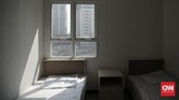 Ruang tidur di tower 7 Wisma Atlet Asian Games 2018 di Kemayoran. Setiap blok terdapat dua kamar tidur, satu ruang tamu, satu kamar mandi dan satu dapur. (CNN Indonesia/ Hesti Rika)