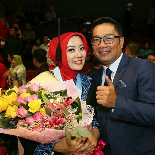 Gaya Hijab  Wisuda si Cinta Istri  Ridwan  Kamil  Saat Jadi 