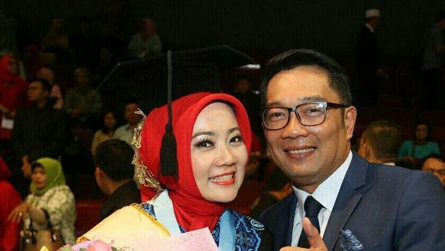 Gaya Hijab  Wisuda si Cinta Istri  Ridwan  Kamil  Saat Jadi 