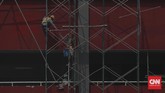 Pekerja menyelesaikan tower 5 Wisma Atlet Asian Games 2018 di Kemayoran. Wisma Atlet siap digunakan pada Oktober 2017. (CNN Indonesia/ Hesti Rika)