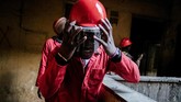 Beberapa bangunan di distrik pusat Johannesburg memang diketahui kerap dihuni secara ilegal oleh banyak orang, biasanya imigran, yang hidup dalam keadaan kurang sejahtera. (AFP Photo/Marco Longari)