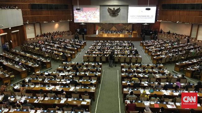 DPR Sahkan Aswanto dan Wahiduddin Jadi Hakim MK Periode Kedua