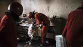 Bangunan yang dibersihkan oleh pasukan 'semut merah' itu telah berdiri sejak 1937. Para penghuninya tidak mempunyai akses listrik, mulai dari 2010 lalu, dan memanfaatkan keran pemadan kebakaran untuk air bersih. (AFP Photo/Marco Longari)