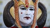 Salah seorang pengunjung, Benilda dari San Fransisco datang ke San Diego Comic-Con dengan kostum Queen Amidala dari serial Star Wars. (REUTERS/Mike Blake)