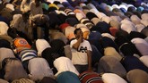 Banyaknya umat Muslim yang beribadah di luar gerbang masjid membuat tentara Israel kerap harus membubarkan mereka dengan paksa, yang akhirnya berakhir dengan rentetan bentrokan. (AFP PHOTO / Ahmad GHARABLI)