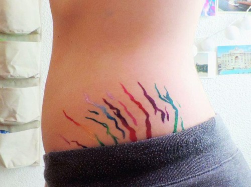 Karya Seni Unik: Pamer Stretch Mark Hingga Noda Darah Menstruasi Pelangi Karya Seni Unik: Pamer Stretch Mark Hingga Noda Darah Menstruasi Pelangi