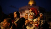 Israel memasang detektor logam pekan lalu sebagai bentuk peningkatan keamanan di kawasan Yerusalem usai dua tentaranya tewas tertembak pada Jumat. Namun warga Palestina protes dan melakukan boikot dengan beribadah di luar gerbang Al-Aqsa. (REUTERS/Ibraheem Abu Mustafa)