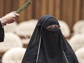 Jaksa Minta Yulianis Buka Cadar Saat Bersaksi di Sidang Anas