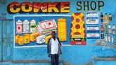 Mogadishu alias Hamar, ibu kota sekaligus kota paling padat penduduk di Somalia, menjadi berwarna berkat Muawiye Hussein Sidow alias Shik Shik. (REUTERS/Feisal Omar)