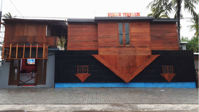 Rumah Terbalik, Spot Selfie Terbaru di Pantai Kuta Lombok