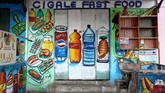 Inspirasinya adalah kegiatan sehari-hari di Somalia. Bisa rokok sisha yang biasa diisap masyarakat, kebutuhan sehari-hari, bahkan lampu bohlam warna-warni. (REUTERS/Feisal Omar)