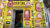 Ia merupakan seniman di balik gambar mulut terbuka, gigi, pipa rokok, maupun radio di dinding depan pertokoan di sepanjang Mogadishu. (REUTERS/Feisal Omar)