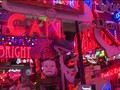 Tren Retro Hidupkan Seni Lampu Neon London
