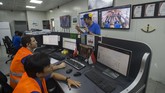 Pekerja memantau operasi kapal pembangkit listrik terapung Karadeniz Powership Gokhan Bey dari ruang kontrol di perairan Bolok, Kupang, NTT, Kamis (20/7). Terkait seringnya pemadaman listrik di daerah seperti Kupang, Kepala Divisi Niaga PLN, Benny Marbun, menyatakan pihaknya terus berupaya melakukan perbaikan. (ANTARA FOTO/Widodo S Jusuf)