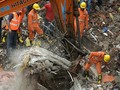 Mencari Jenazah di Antara Reruntuhan Apartemen Mumbai