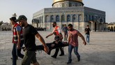 Dicopotnya detektor logam dan kamera pengawas oleh petugas keamanan Israel menandai aksi penting yang diambil Perdana Menteri Benjamin Netanyahu. Sementara Palestina merayakan kebijakannya itu, sejumlah lawan politik Netanyahu menilai itu sebuah kelemahan. (AFP PHOTO / AHMAD GHARABLI)