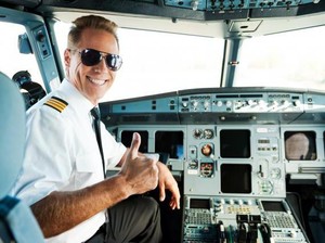 Kamu Pernah Perhatikan Tanda Ini di Seragam Pilot?