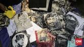 Adapula stan yang menjajakan kaos dengan gambar-gambar tokoh Betawi seperti Benyamin S dalam acara 'Lebaran Betawi' di Setu Babakan, Jakarta. Sabtu, 29 Juli 2017. (CNNIndonesia/Adhi Wicaksono)
