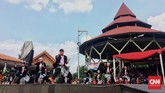 Berbagai atraksi kebudayaan Betawi ditampilkan dalam Lebaran Betawi. Salah satunya unjuk kebolehan silat di panggung utama Perkampungan Budaya Betawi Setu Babakan, Jakarta. (CNNIndonesia/Bimo Wiwoho)