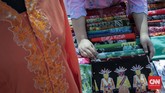Salah satu stan menampilkan batik motif betawi dalam acara 'Lebaran Betawi' di Setu Babakan, Jakarta. Sabtu, 29 Juli 2017.(CNNIndonesia/Adhi Wicaksono)