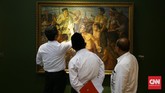 Salah satu tema tersebut adalah dinamika keseharian masyarakat Indonesia yang digambarkan oleh lukisan Lelang Ikan karya Itji Tarmizi. (CNNIndonesia/Safir Makki)