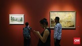 Dalam pameran yang diadakan sebagai bagian dari rangkaian Peringatan Bulan Kemerdekaan RI ke-72 ini, lukisan yang dipajang dibuat antara abad ke-19 dan 20. (CNNIndonesia/Safir Makki)