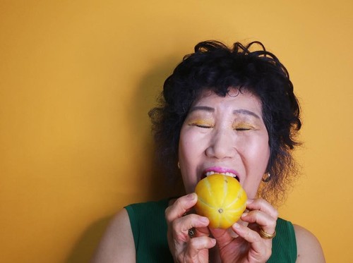 Gaya Nenek 71 Tahun yang Jadi Vlogger Bikin Netizen Terpana Gaya Nenek 71 Tahun yang Jadi Vlogger Bikin Netizen Terpana
