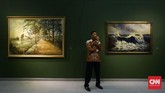 Tema lainnya adalah keragaman alam nusantara, seperti yang digambarkan oleh lukisan Jalan di Tepi Sawah karya S Soejono (kiri) dan Gelombang Laut karya Wilhelmus Jean (kanan). (CNNIndonesia/Safir Makki)