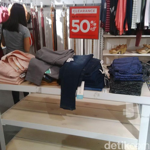 Old Navy Diskon Hingga 50%, Atasan Mulai dari Rp 100 Ribu Old Navy Diskon Hingga 50%, Atasan Mulai dari Rp 100 Ribu