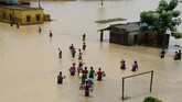 Hujan deras yang terus menghantam membuat lebih dari 20 provinsi kebanjiran dan menyebabkan jutaan warga terpaksa mengungsi. Di Udaynarayanpur, dilaporkan petir menewaskan 21 orang. (AFP PHOTO / Dibyangshu SARKAR)