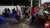 Trotoar dimanfaatkan pedagang kaki lima berjualan saat pulang jam kerja di kawasan Semanggi, Jakarta. Trotoar ternyata tak hanya digunakan oleh pejalan kaki, pengendara motor, pedagang kaki lima atau bahkan lahar parkir juga memanfaatkan fasilitas umum ini. (CNNIndonesia/Safir Makki)