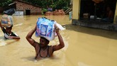 Di wilayah Amta, yang termasuk dalam distrik Howrah, Kolkata, dilaporkan 16 orang tewas karena banjir dan lebih dari 2 juta orang terdampak bencana. (AFP PHOTO / Dibyangshu Sarkar)
