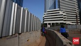 Pejalan kaki melewati trotoar yang dibuat sementara tak jauh dari proyek MRT di kawasan Sudirman Jakarta. Trotoar merupakan salah satu fasilitas pendukung untuk para pejalan kaki yang kini banyak berubah fungsi. Guna mengembalikan fungsi trotoar Pemda DKI mencanangkan Bulan Tertib Trotoar selama Agustus 2017.(CNNIndonesia/Safir Makki)
