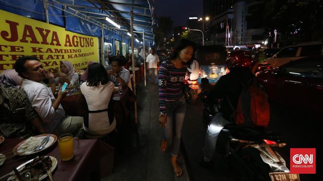 Mereka yang Serobot Trotoar: Parkir Liar Hingga PKL
