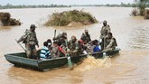 Pemerintah menurunkan tentara untuk mendistribusikan bantuan ke daerah yang terdampak banjir dan sulit dijangkau, salah satunya Desa Khariya di Distrik Banas Kantha, Gujarat. (AFP PHOTO / SAM PANTHAKY)