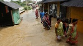 Banjir bandang melanda wilayah Gujarat di barat India, menewaskan 218 orang dan memaksa lebih dari 450 ribu penduduk mengungsi. (REUTERS/Rupak De Chowdhuri)