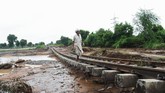Banjir di Desa Godha, sekitar 196 kilometer dari Ahmedabad, Gujarat, menewaskan setidaknya 119 orang dan membuat 36 ribu harus dievakuasi. Banjir juga merusak infrastruktur seperti jalan dan rel kereta. (AFP PHOTO / SAM PANTHAKY)