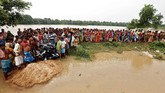 Banjir juga memutus jalur transportasi yang membuat warga di daerah yang terdampak bencana harus bergantung pada sumbangan dan bantuan pemerintah. (REUTERS/Rupak De Chowdhuri)