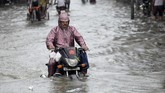 Sementara itu, curahan hujan yang tak kunjung reda membuat warga harus kreatif mencari jalan keluar dan transportasi alternatif. (AFP PHOTO / SHAMMI MEHRA)