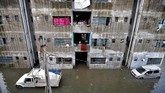 Bukan hanya wilayah pedesaan, banjir juga terjadi di kota-kota besar, seperti Ahmedabad, Gujarat, yang membuat warga terjebak di gedung-gedung apartemen. (REUTERS/Amit Dave)