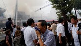 Kobaran api dilaporkan mulai merembet sekitar pukul 17.00 waktu setempat. Pasukan pemadam kebakaran pun langsung dikerahkan ke lokasi. (Reuters/Toru Hanai)