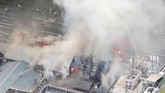 Api melalap pasar ikan Tsukiji di Jepang, salah satu situs wisata terbesar di Tokyo, pada Kamis (3/8). (Kyodo/via Reuters)