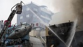 Merujuk pada hasil penyelidikan awal, api diduga bersumber dari salah satu bagian luar Tsukiji. Daerah luar pasar ini penuh dengan restoran-restoran kecil yang menjual makanan laut segar. (AFP Photo/Behrouz Mehri)
