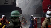 Namun, petugas kesulitan menjinakkan si jago merah lantaran jalan sempit dan lokasi pasar yang berhimpitan dengan bangunan lain. (AFP Photo/Behrouz Mehri)