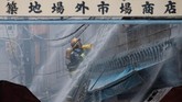 Sementara itu, bagian dalam pasar Tsukiji, tempat sebagian besar pedagang grosir makanan laut, tidak terpengaruh kebakaran. (Reuters/Toru Hanai)