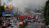 Sebanyak 30 mobil pemadam kebakaran dikerahkan ke lapangan. (Reuters/Toru Hanai)