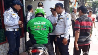 Ojek Daring Dinilai Ikut Bersalah Atas Penyerobotan Trotoar
